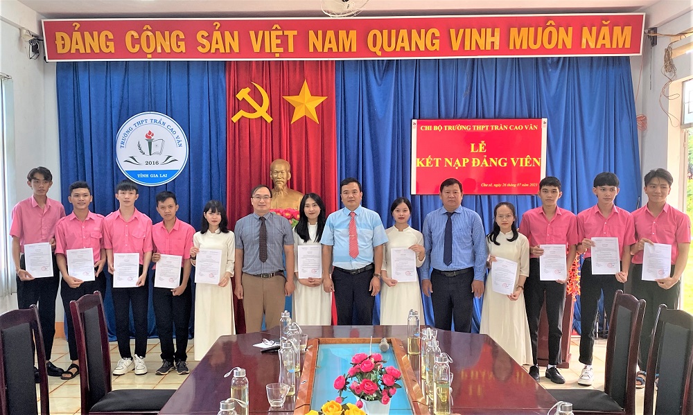 Chi bộ Trường THPT Trần Cao Vân, huyện Chư Sêtỉnh Gia Lai kết nạp 11 học sinh vào Đảng